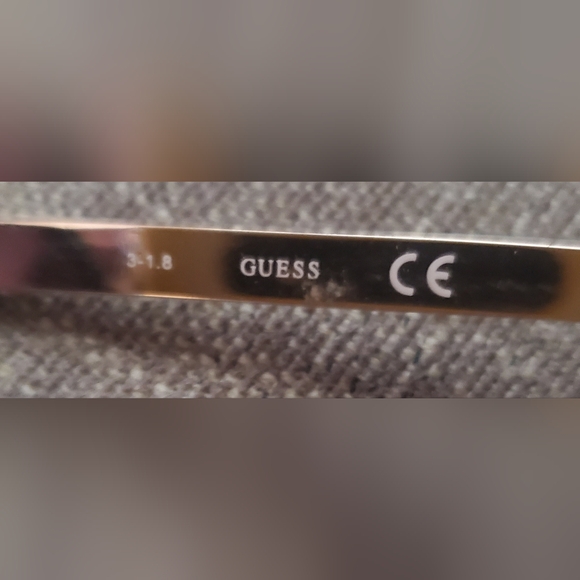 Guess Sunglasses w 😎 case and cleansing cloth - Picture 5 of 7